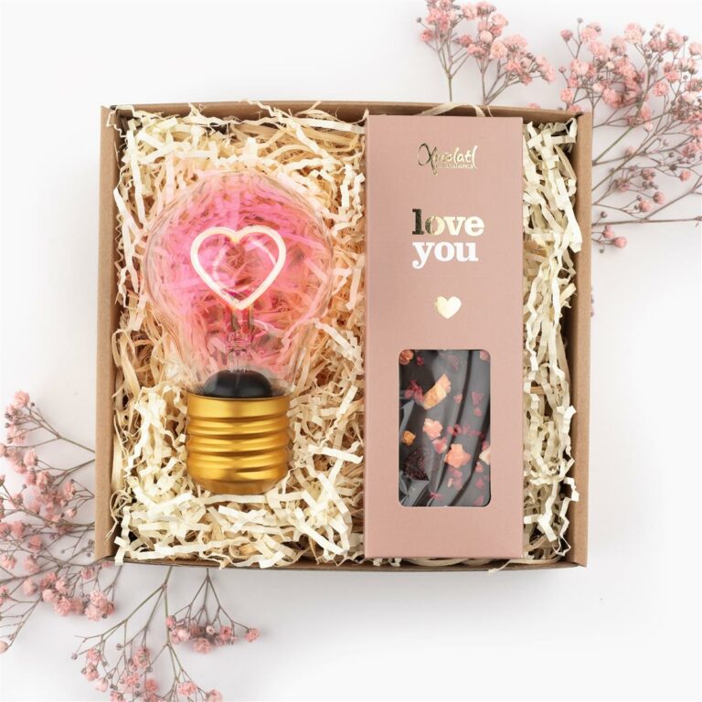 Ljubezen-osvetljuje-1-zanjo-zanj-valentinovo, darilo za rojstni dan, darilo zanj, darilo zanjo, darilo ob obletnici,